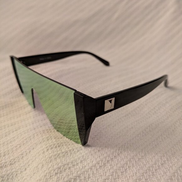 Fashion Nova - Mirrored /Reflective Fashion Sunglasses - Picture 3 of 3